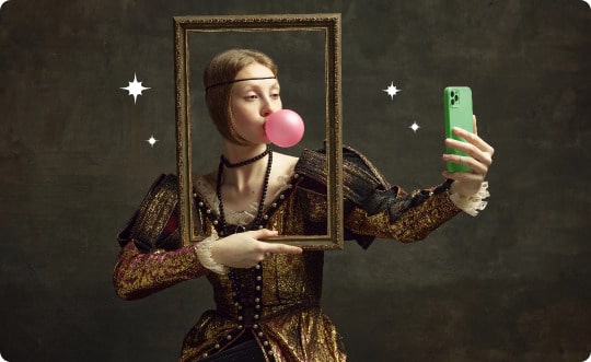 em aspecto de pintura renascentista e com roupas de época, uma mulher segura uma moldura ao redor do rosto com uma mão e, com a outra, segura o celular como para tirar uma selfie enquanto sopra uma bola de chicletes