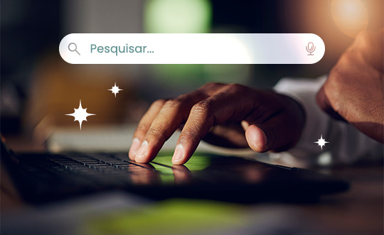 Dicas de SEO mão de pessoa negra em cima de um teclado e sobre a foto tem um campo de busca do google